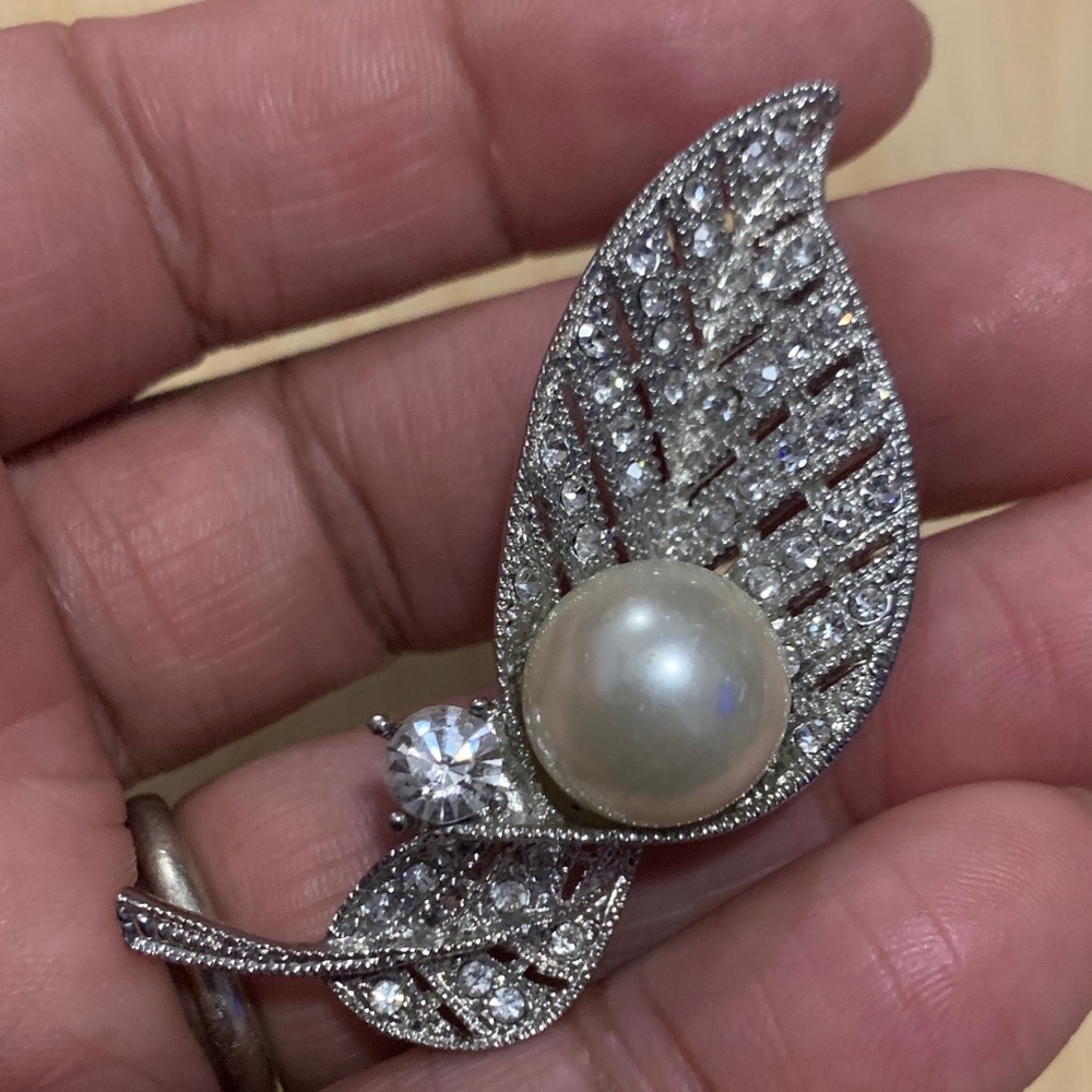 Elegant Silver Sparkly Leaf Pearl Brooch - Picture 2 of 4